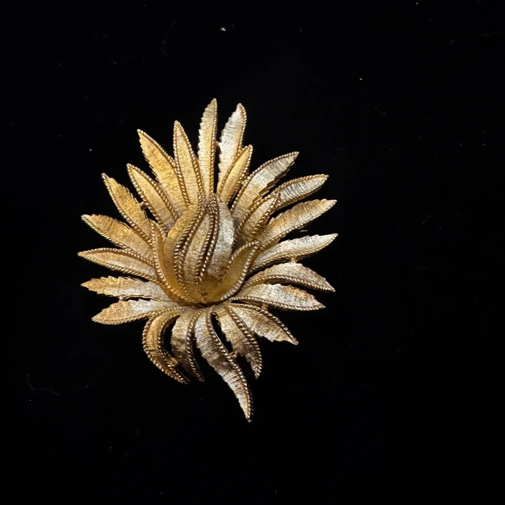 Napier Vintage Elegant Goldtone‎ Leaf Brooch textured/ matte